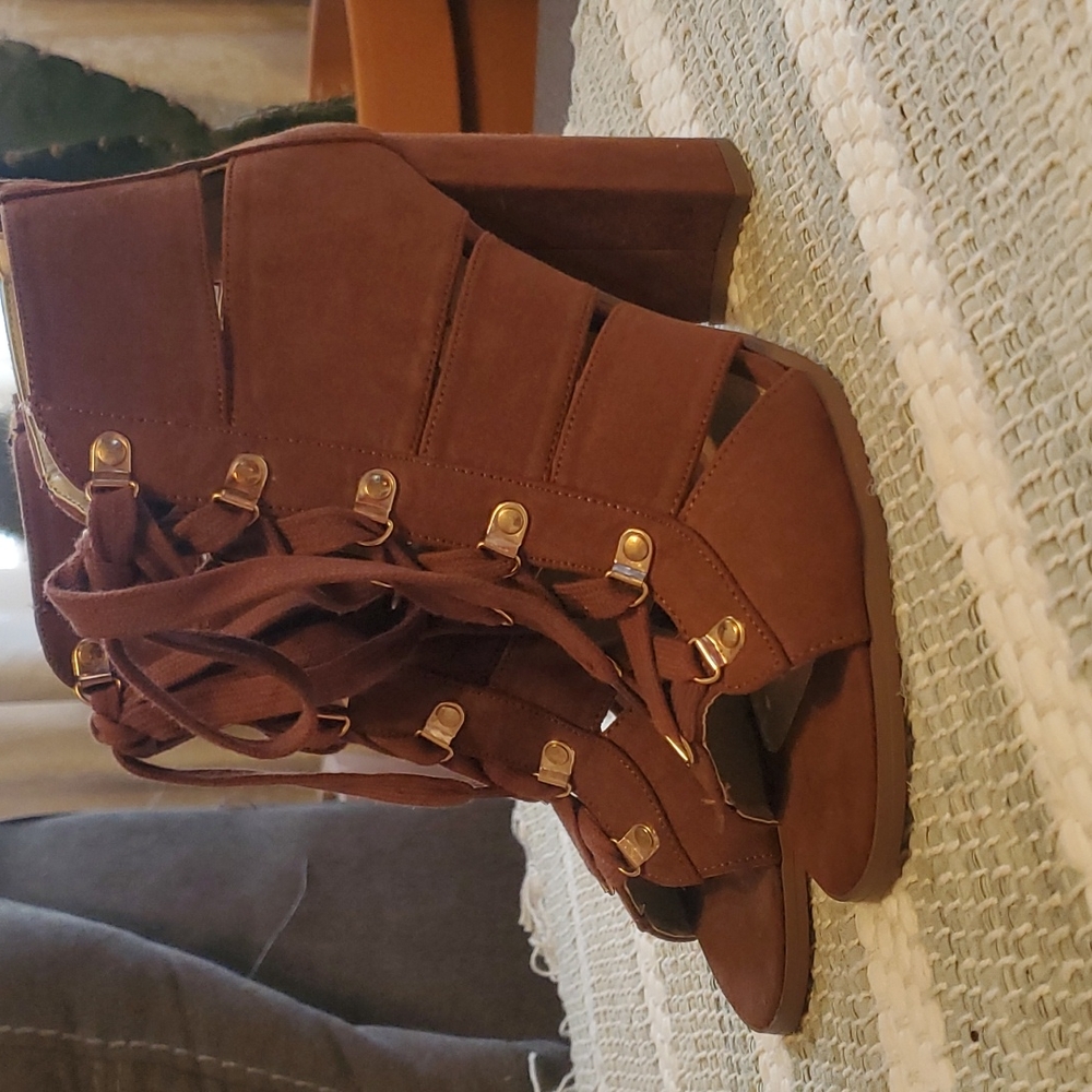 Women's lace up heeled bootie